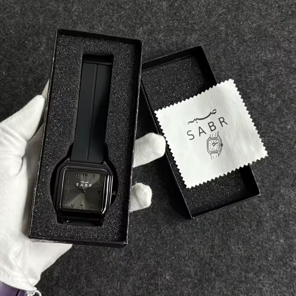 Orë dore për burra SABR me shifra arabe, kasë prej aliazhi, mekanizëm kuarci, rezistencë ndaj ujit 3ATM, rrip silikoni dhe kopsë magnetike.